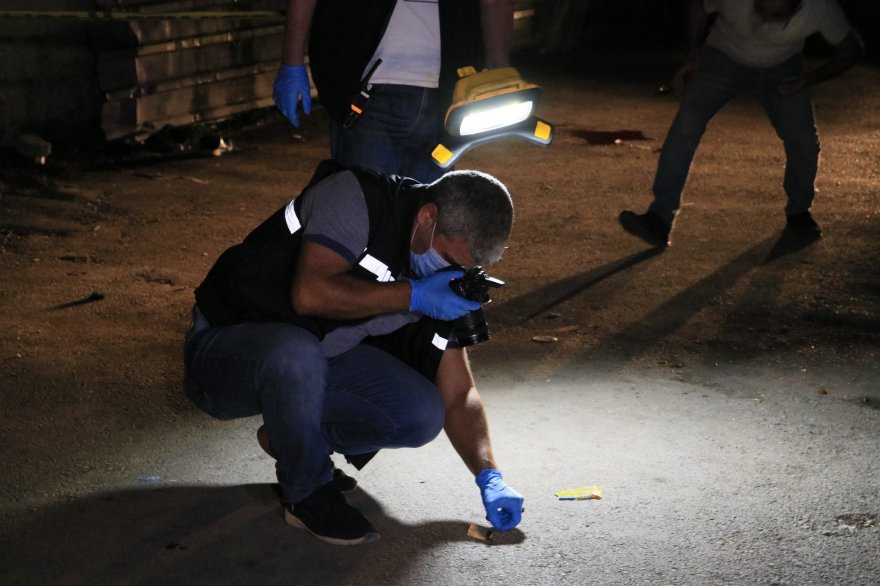 Adana'da sokak ortasında başından vuruldu