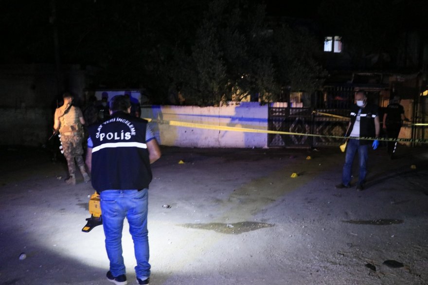 Adana'da sokak ortasında başından vuruldu