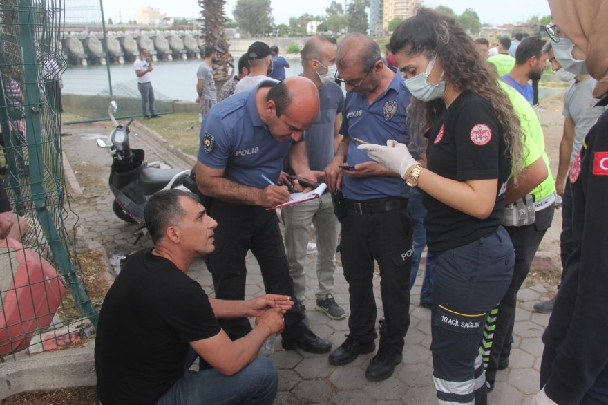 Taksi motosiklete çarpıp Seyhan Nehri’ne uçtu: 3 yaralı