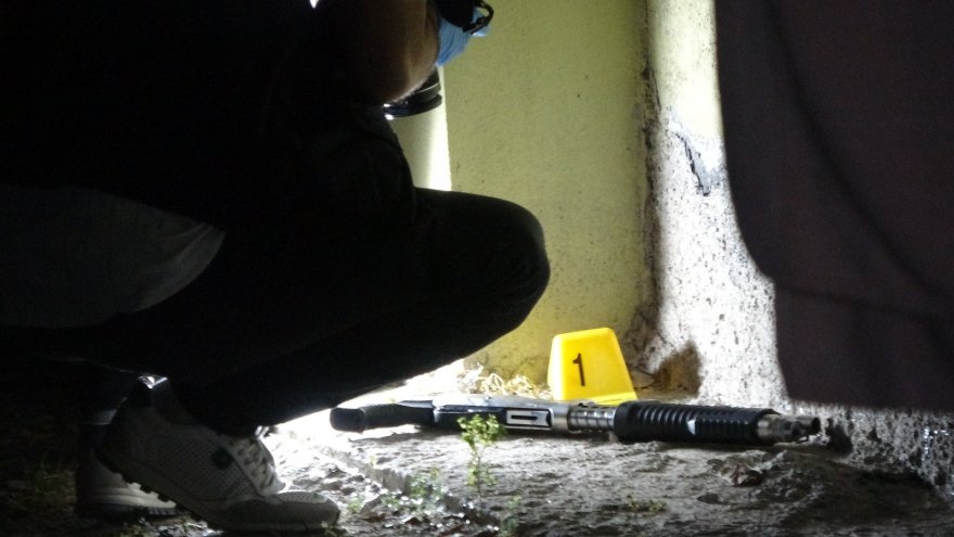 Tartışığı şahıslara pompalı tüfekle ateş açarken sokakta oynayan çocuğu vurdu