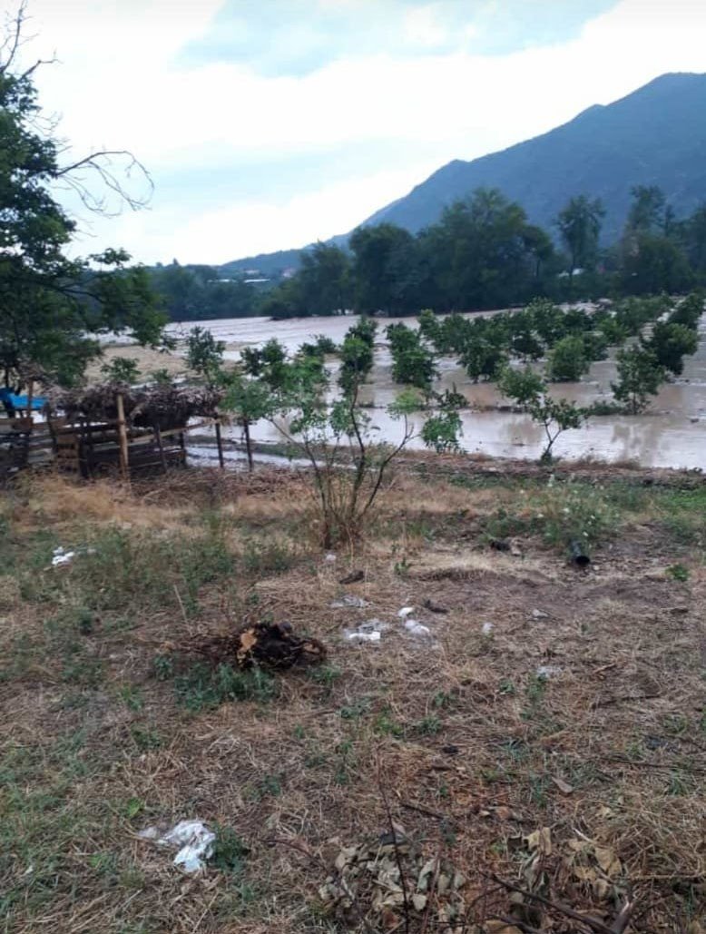 Kozan’da aşırı yağış sele neden oldu