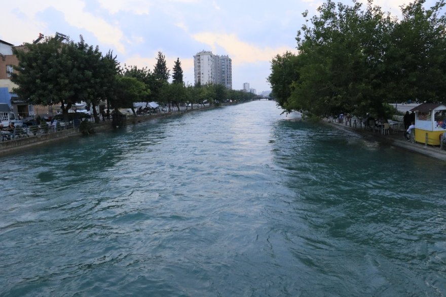Sulama kanalına düşen kişiyi vatandaşlar kurtardı