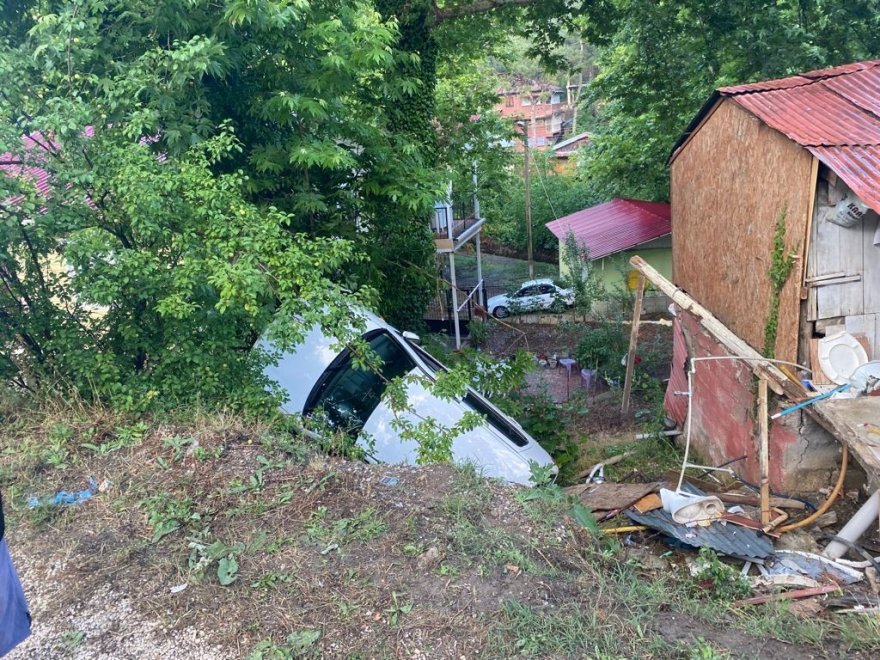 Otomobil evin bahçesine uçtu: 1 yaralı