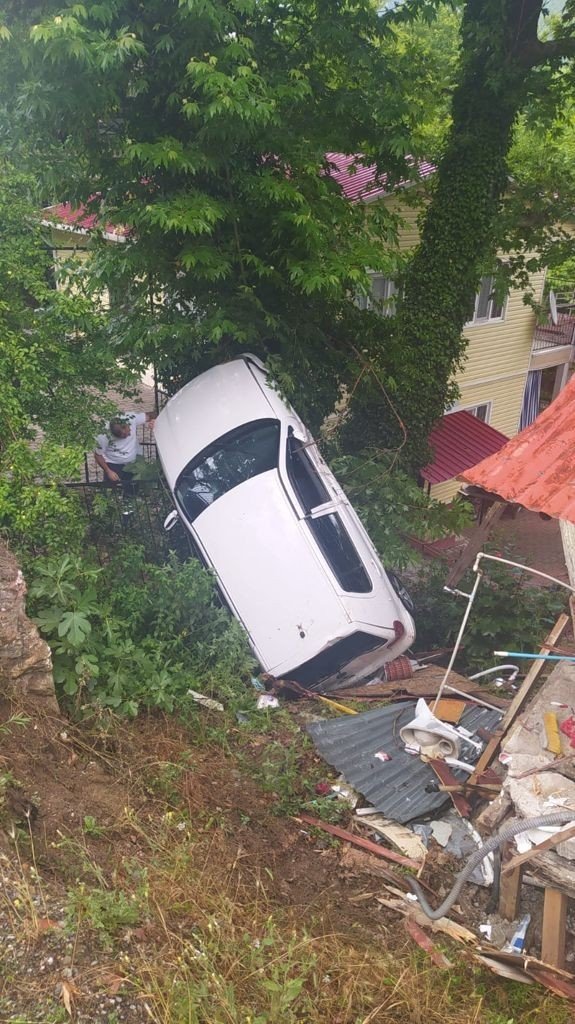 Otomobil evin bahçesine uçtu: 1 yaralı