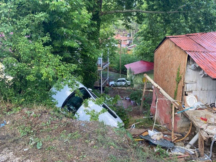 Otomobil evin bahçesine uçtu: 1 yaralı