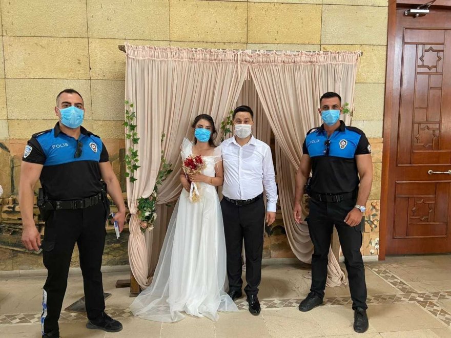 Polisten nikahta korona virüs uyarısı
