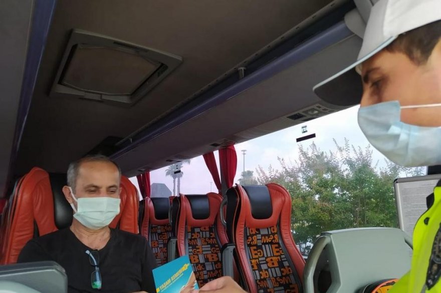 Trafik polislerinden korona ve kaza uyarısı