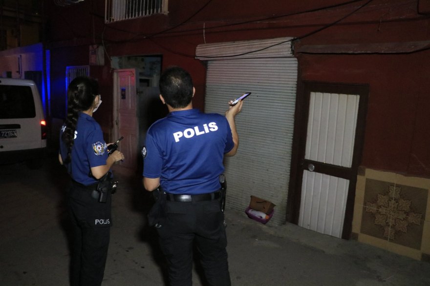 Üvey oğlu tarafından sırtından ve bacağından bıçaklandı