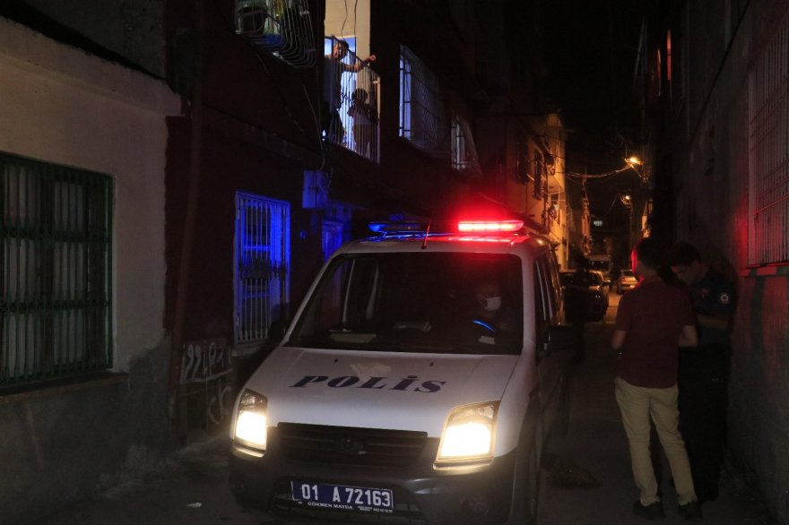 Üvey oğlu tarafından sırtından ve bacağından bıçaklandı