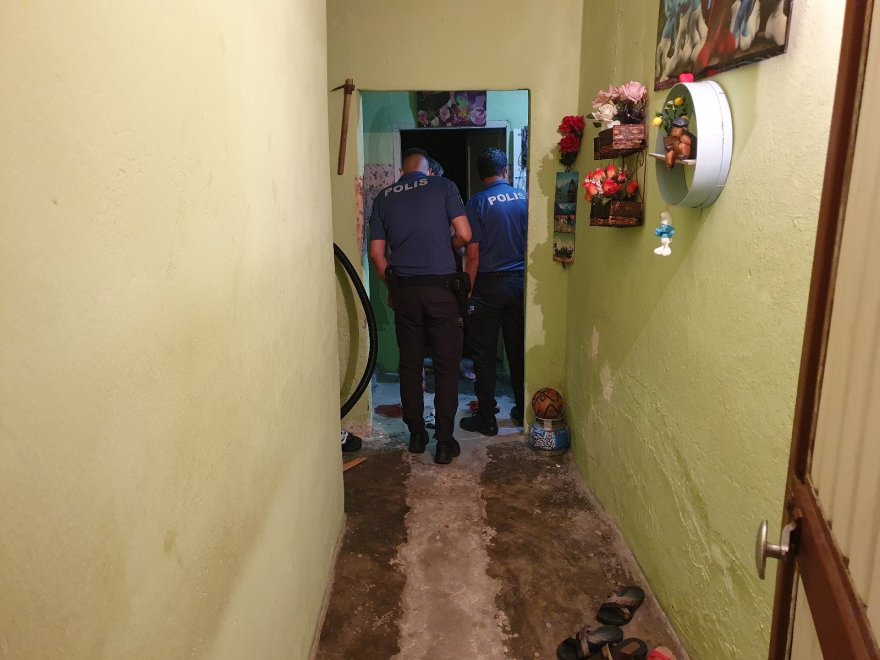 Üvey oğlu tarafından sırtından ve bacağından bıçaklandı