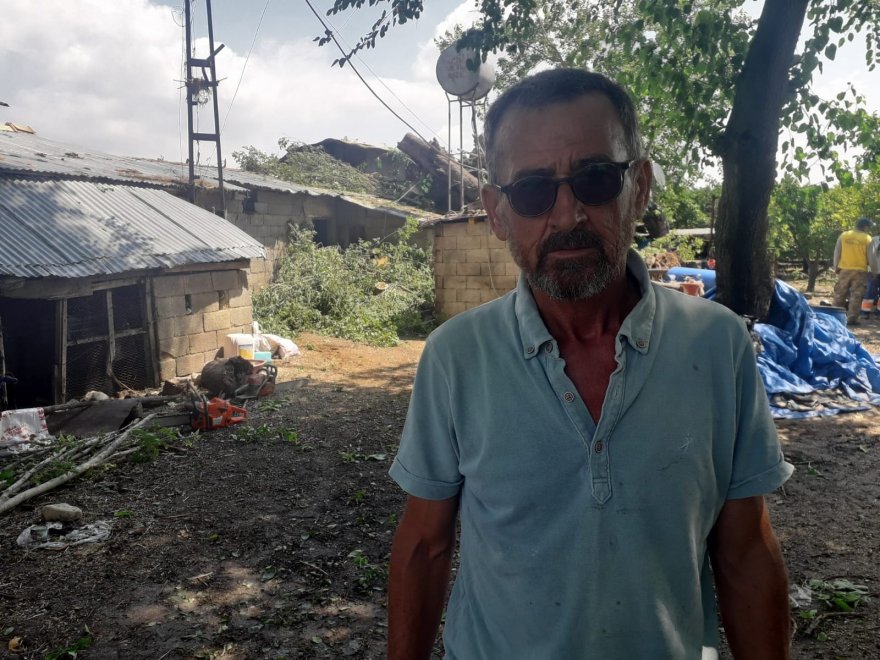 Yarım asırlık dut ağacı fırtınada evin üzerine devrildi