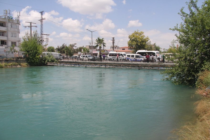 Serinlemek için girdiği sulama kanalında kayboldu