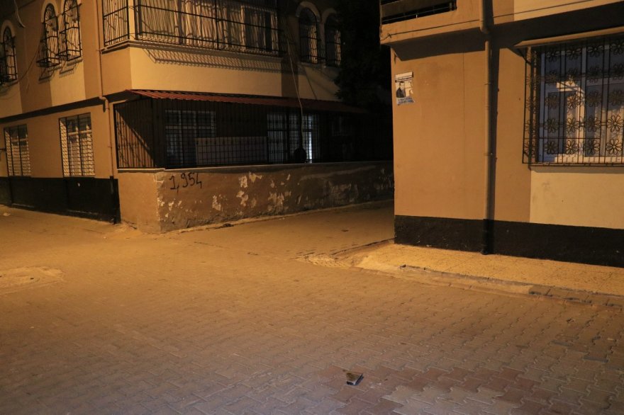 Kavga ettikleri kişinin önünü motosikletle kesip tabancayla vurdular