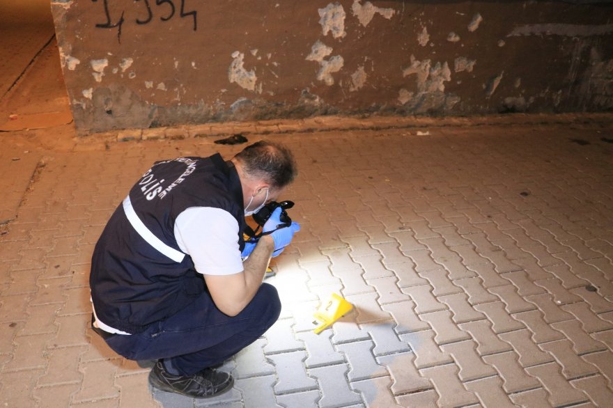 Kavga ettikleri kişinin önünü motosikletle kesip tabancayla vurdular