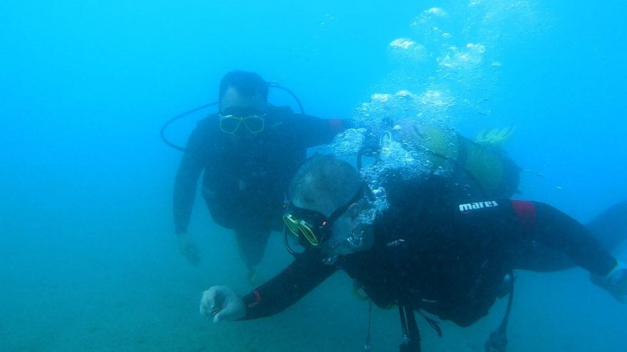 Başkan denize dalıp ağ ve atık topladı