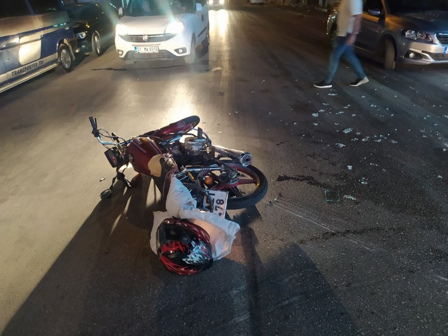 Taksici hasımlarından kaçarken motosiklete çarptı, arabadan indiği sırada bacağından vuruldu