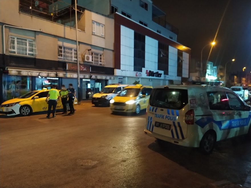 Taksici hasımlarından kaçarken motosiklete çarptı, arabadan indiği sırada bacağından vuruldu