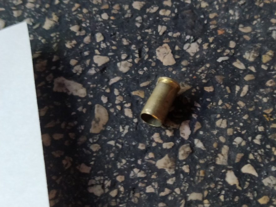 Taksici hasımlarından kaçarken motosiklete çarptı, arabadan indiği sırada bacağından vuruldu