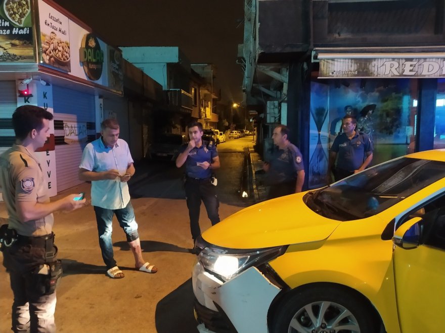 Taksici hasımlarından kaçarken motosiklete çarptı, arabadan indiği sırada bacağından vuruldu