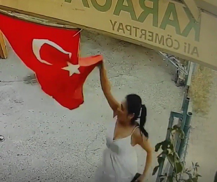 Türk Bayrağını indirip çöp kutusuna atan kadın yakalandı