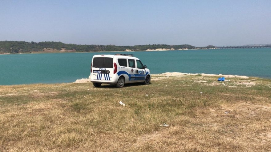 Ailesiyle piknik yaparken göle giren küçük çocuk boğuldu