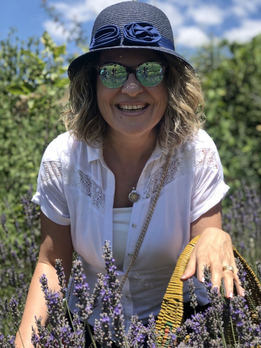 Kadınların büyüttüğü lavantaları yine kadınlar hasat etti