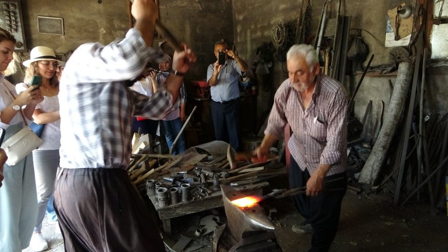 Kurban bayramına sayılı günler kala demirci ustasının zorlu mesaisi