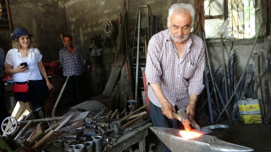 Kurban bayramına sayılı günler kala demirci ustasının zorlu mesaisi