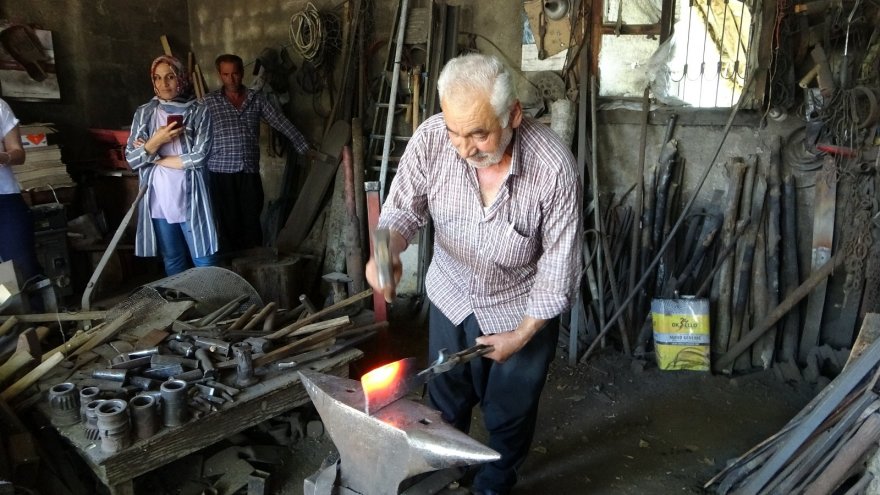 Kurban bayramına sayılı günler kala demirci ustasının zorlu mesaisi