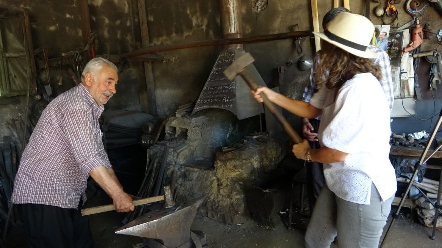 Kurban bayramına sayılı günler kala demirci ustasının zorlu mesaisi