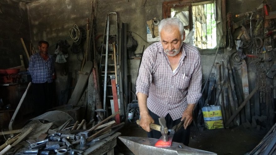 Kurban bayramına sayılı günler kala demirci ustasının zorlu mesaisi
