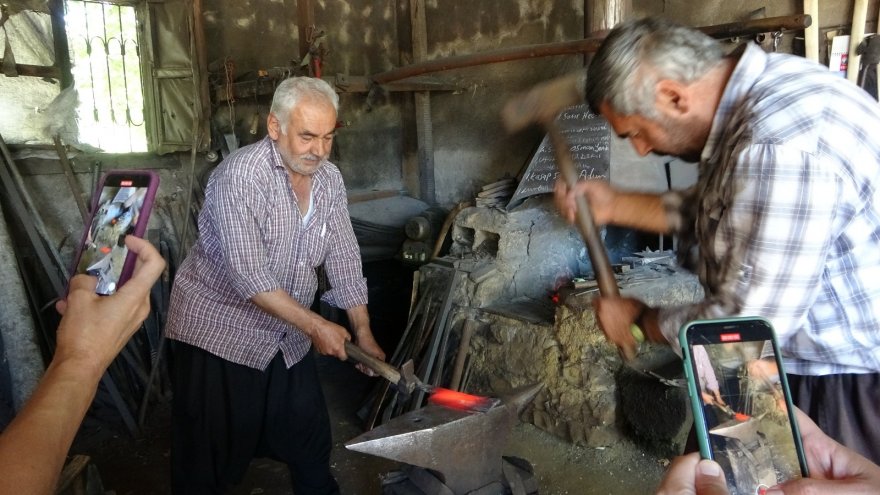 Kurban bayramına sayılı günler kala demirci ustasının zorlu mesaisi