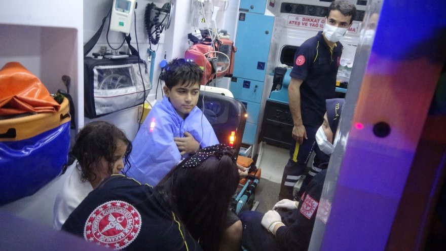 Adana’da otomobil drenaj kanalına düştü: Anne ve 4 çocuğu yaralandı