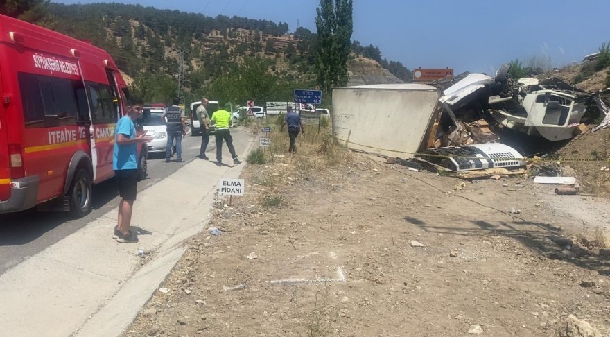 Kamyon otomobile çarptı: 1 ölü, 6 yaralı