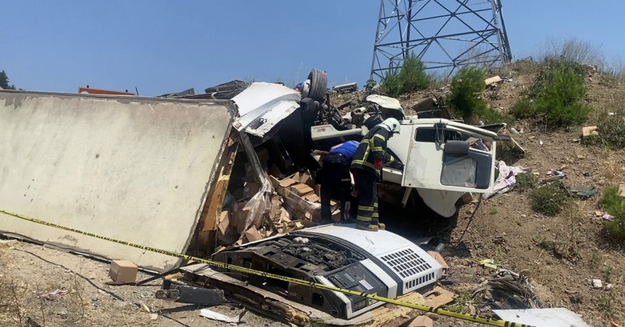 Kamyon otomobile çarptı: 1 ölü, 6 yaralı