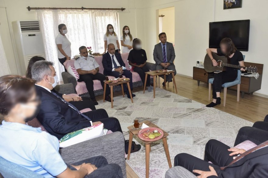 Vali Elban kimsesiz çocukları unutmadı