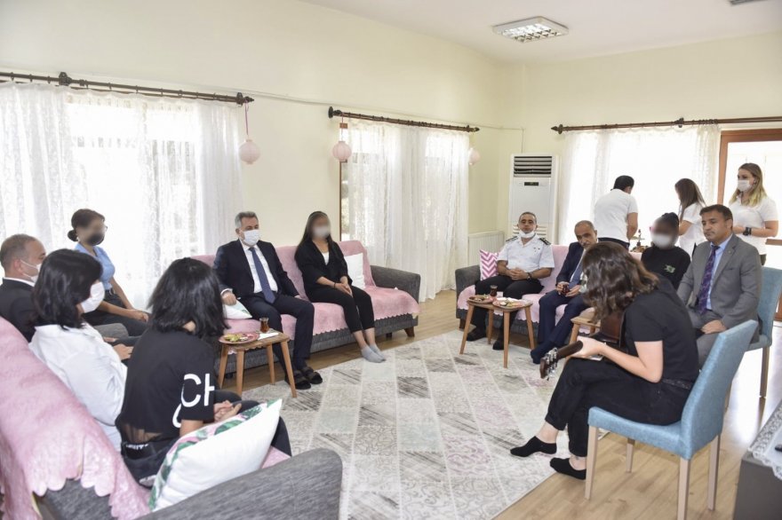 Vali Elban kimsesiz çocukları unutmadı