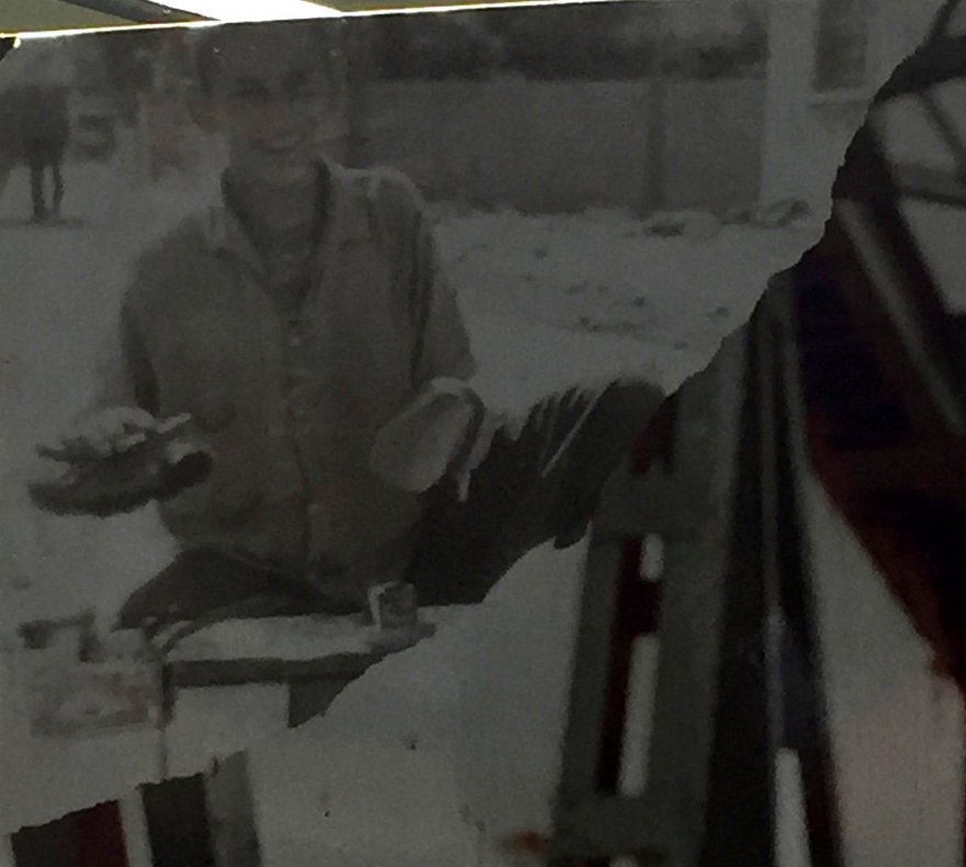 Adanalı sanatçının ayakkabı boyacılığı yaparken çekilen fotoğrafı ortaya çıktı