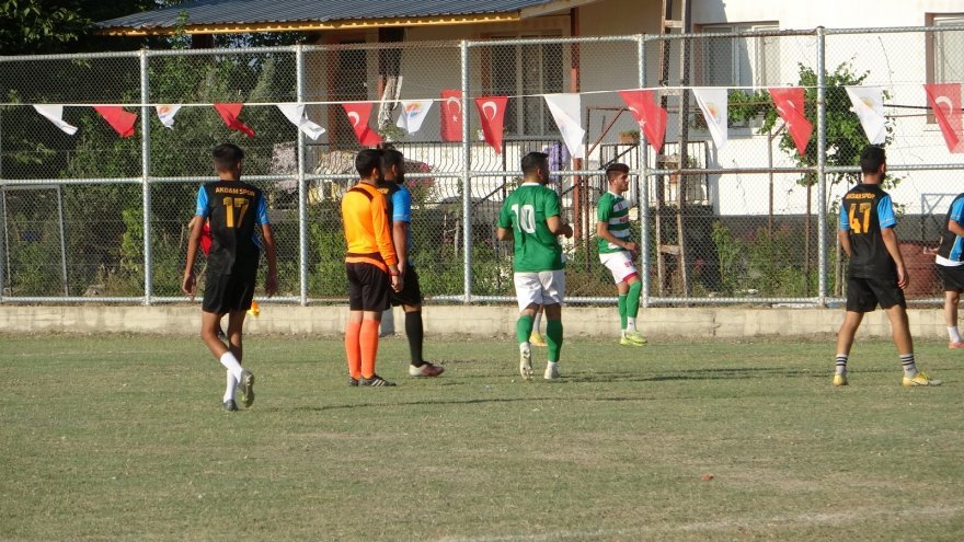 Kozan’da köy takımlarından anlamlı saygı duruşu