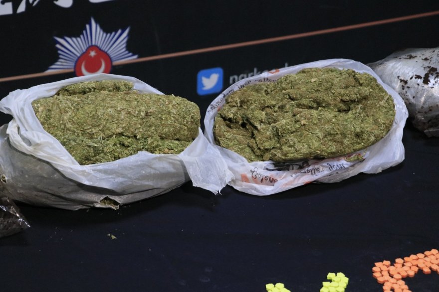 Patlıcan ve biber tarlasına uyuşturucu operasyonu