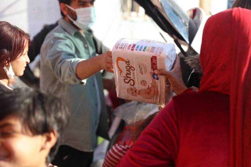 İhtiyaç sahibi ailelere bebek bezi ve yemek dağıttı