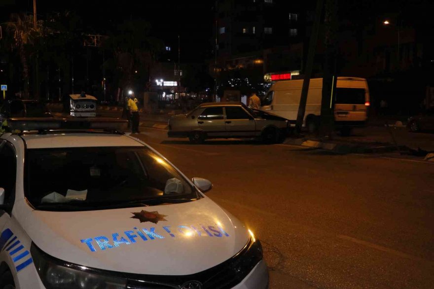 Polisten kaçarken kaza yapıp yakalandı, aracından tabanca ile uyuşturucu madde çıktı