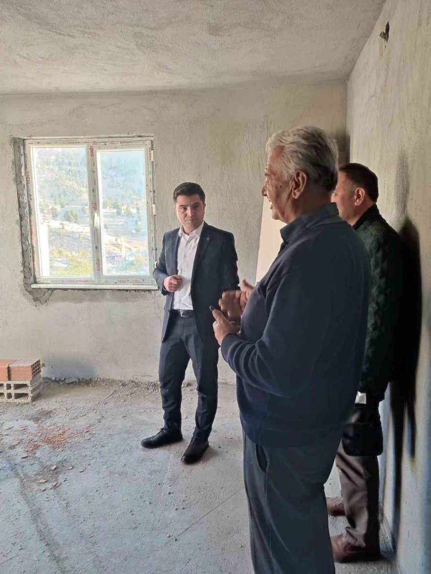 Evi yanan yaşlı kadına kaymakamlık ev yaptırdı