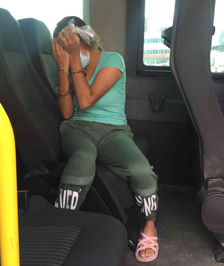 Kocasını kurtarmak için uyuşturucuyu iç çamaşırına sakladı