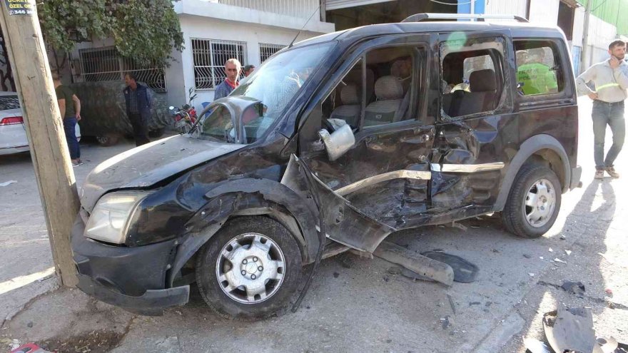 Adana’da iki hafif ticari araç kafa kafaya çarpıştı: 13 yaralı