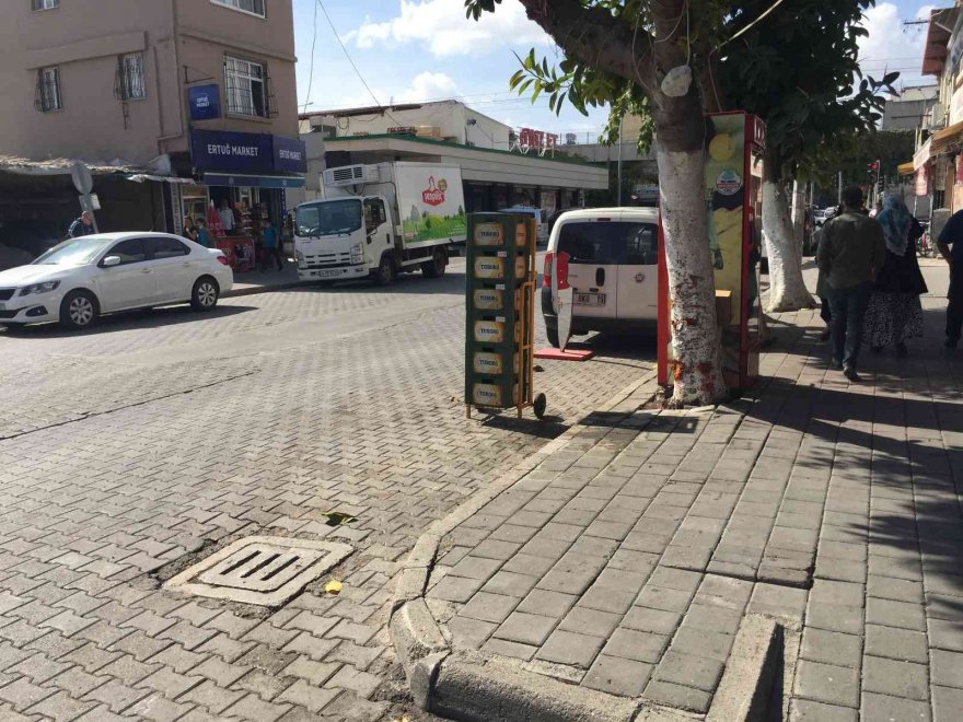 Otomobil kullanırken karısıyla tartışınca ağaca çarptı