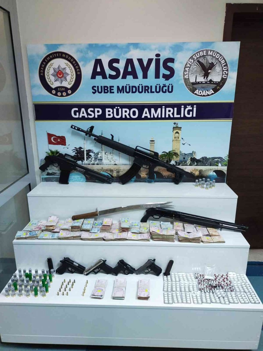 Cono mahallesine bin polisle yapılan baskında 12 zanlı gözaltına alındı