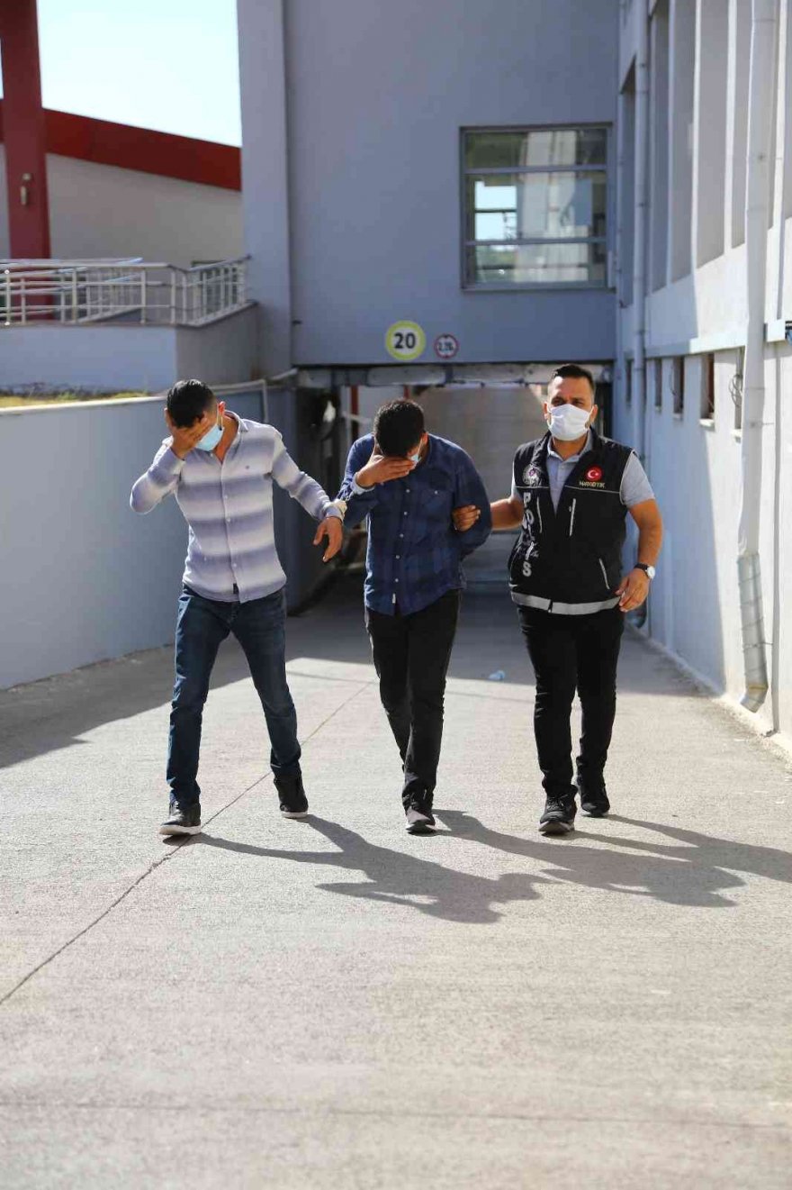 Adana’da iki araçta 12 kilo 600 gram esrar ele geçirildi