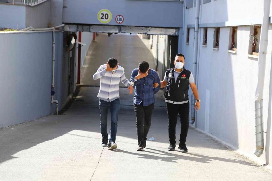 Adana’da iki araçta 12 kilo 600 gram esrar ele geçirildi