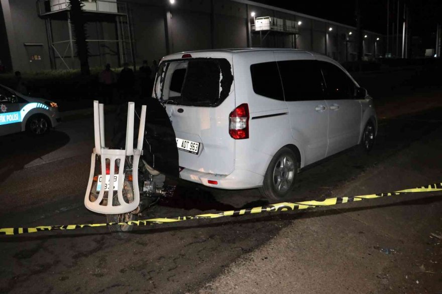 Park halindeki araca çarpan motosikletli hayatını kaybetti